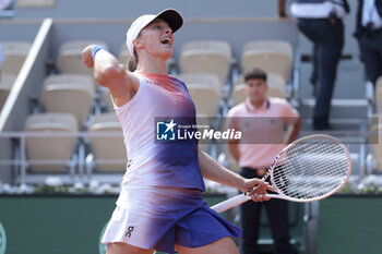 2024-06-06 - Iga Swiatek of Poland celebrates her victory in her semi-final against Coco Gauff of USA on day 12 of the 2024 French Open, Roland-Garros 2024, Grand Slam tennis tournament on June 6, 2024 at Roland-Garros stadium in Paris, France - TENNIS - ROLAND GARROS 2024 - 06/06 - INTERNATIONALS - TENNIS