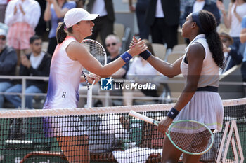 2024-06-06 - Winner Iga Swiatek of Poland shakes hands with Coco Gauff of USA after their semifinal on day 12 of the 2024 French Open, Roland-Garros 2024, Grand Slam tennis tournament on June 6, 2024 at Roland-Garros stadium in Paris, France - TENNIS - ROLAND GARROS 2024 - 06/06 - INTERNATIONALS - TENNIS