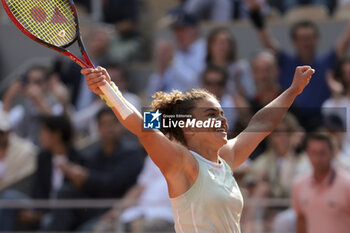 2024-06-06 - Jasmine Paolini of Italy celebrates her semifinal victory against Mirra Andreeva of Russia during day 12 of the 2024 French Open, Roland-Garros 2024, Grand Slam tennis tournament on June 6, 2024 at Roland-Garros stadium in Paris, France - TENNIS - ROLAND GARROS 2024 - 06/06 - INTERNATIONALS - TENNIS