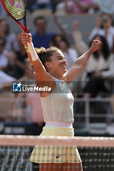 2024-06-06 - Jasmine Paolini of Italy celebrates her semifinal victory against Mirra Andreeva of Russia during day 12 of the 2024 French Open, Roland-Garros 2024, Grand Slam tennis tournament on June 6, 2024 at Roland-Garros stadium in Paris, France - TENNIS - ROLAND GARROS 2024 - 06/06 - INTERNATIONALS - TENNIS