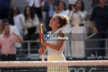 2024-06-06 - Jasmine Paolini of Italy celebrates her semifinal victory against Mirra Andreeva of Russia during day 12 of the 2024 French Open, Roland-Garros 2024, Grand Slam tennis tournament on June 6, 2024 at Roland-Garros stadium in Paris, France - TENNIS - ROLAND GARROS 2024 - 06/06 - INTERNATIONALS - TENNIS