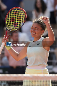 2024-06-06 - Jasmine Paolini of Italy celebrates her semifinal victory against Mirra Andreeva of Russia during day 12 of the 2024 French Open, Roland-Garros 2024, Grand Slam tennis tournament on June 6, 2024 at Roland-Garros stadium in Paris, France - TENNIS - ROLAND GARROS 2024 - 06/06 - INTERNATIONALS - TENNIS