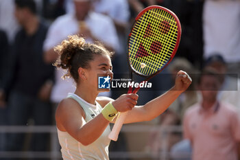 2024-06-06 - Jasmine Paolini of Italy celebrates her semifinal victory against Mirra Andreeva of Russia during day 12 of the 2024 French Open, Roland-Garros 2024, Grand Slam tennis tournament on June 6, 2024 at Roland-Garros stadium in Paris, France - TENNIS - ROLAND GARROS 2024 - 06/06 - INTERNATIONALS - TENNIS