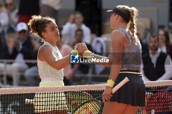 2024-06-06 - Jasmine Paolini of Italy shakes hands with Mirra Andreeva of Russia after her semifinal victory during day 12 of the 2024 French Open, Roland-Garros 2024, Grand Slam tennis tournament on June 6, 2024 at Roland-Garros stadium in Paris, France - TENNIS - ROLAND GARROS 2024 - 06/06 - INTERNATIONALS - TENNIS