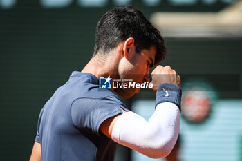 2024-06-07 - Carlos ALCARAZ of Spain celebrates his point during the thirteenth day of Roland-Garros 2024, ATP and WTA Grand Slam tennis tournament on June 07, 2024 at Roland-Garros stadium in Paris, France - TENNIS - ROLAND GARROS 2024 - 07/06 - INTERNATIONALS - TENNIS