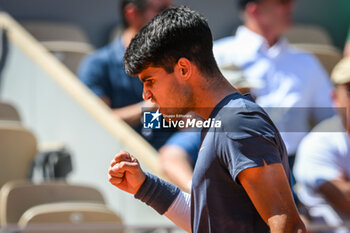 2024-06-07 - Carlos ALCARAZ of Spain celebrates his point during the thirteenth day of Roland-Garros 2024, ATP and WTA Grand Slam tennis tournament on June 07, 2024 at Roland-Garros stadium in Paris, France - TENNIS - ROLAND GARROS 2024 - 07/06 - INTERNATIONALS - TENNIS