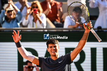 2024-06-07 - Carlos ALCARAZ of Spain celebrates his victory during the thirteenth day of Roland-Garros 2024, ATP and WTA Grand Slam tennis tournament on June 07, 2024 at Roland-Garros stadium in Paris, France - TENNIS - ROLAND GARROS 2024 - 07/06 - INTERNATIONALS - TENNIS