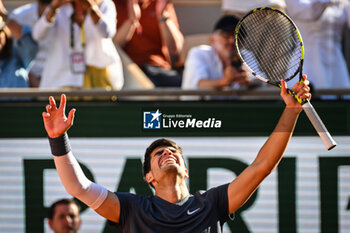 2024-06-07 - Carlos ALCARAZ of Spain celebrates his victory during the thirteenth day of Roland-Garros 2024, ATP and WTA Grand Slam tennis tournament on June 07, 2024 at Roland-Garros stadium in Paris, France - TENNIS - ROLAND GARROS 2024 - 07/06 - INTERNATIONALS - TENNIS