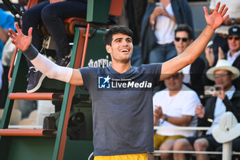 2024-06-07 - Carlos ALCARAZ of Spain celebrates his victory during the thirteenth day of Roland-Garros 2024, ATP and WTA Grand Slam tennis tournament on June 07, 2024 at Roland-Garros stadium in Paris, France - TENNIS - ROLAND GARROS 2024 - 07/06 - INTERNATIONALS - TENNIS