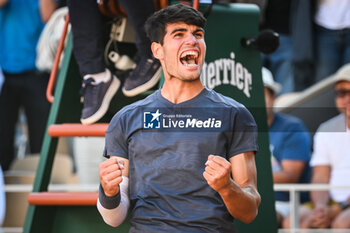 2024-06-07 - Carlos ALCARAZ of Spain celebrates his victory during the thirteenth day of Roland-Garros 2024, ATP and WTA Grand Slam tennis tournament on June 07, 2024 at Roland-Garros stadium in Paris, France - TENNIS - ROLAND GARROS 2024 - 07/06 - INTERNATIONALS - TENNIS