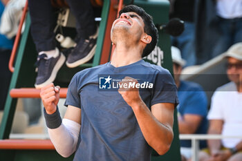 2024-06-07 - Carlos ALCARAZ of Spain celebrates his victory during the thirteenth day of Roland-Garros 2024, ATP and WTA Grand Slam tennis tournament on June 07, 2024 at Roland-Garros stadium in Paris, France - TENNIS - ROLAND GARROS 2024 - 07/06 - INTERNATIONALS - TENNIS