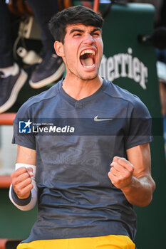 2024-06-07 - Carlos ALCARAZ of Spain celebrates his victory during the thirteenth day of Roland-Garros 2024, ATP and WTA Grand Slam tennis tournament on June 07, 2024 at Roland-Garros stadium in Paris, France - TENNIS - ROLAND GARROS 2024 - 07/06 - INTERNATIONALS - TENNIS