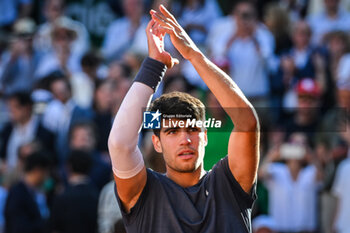 2024-06-07 - Carlos ALCARAZ of Spain celebrates his victory during the thirteenth day of Roland-Garros 2024, ATP and WTA Grand Slam tennis tournament on June 07, 2024 at Roland-Garros stadium in Paris, France - TENNIS - ROLAND GARROS 2024 - 07/06 - INTERNATIONALS - TENNIS