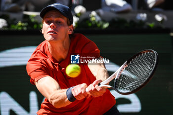 2024-06-07 - Jannik SINNER of Italy during the thirteenth day of Roland-Garros 2024, ATP and WTA Grand Slam tennis tournament on June 07, 2024 at Roland-Garros stadium in Paris, France - TENNIS - ROLAND GARROS 2024 - 07/06 - INTERNATIONALS - TENNIS