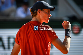 2024-06-07 - Jannik SINNER of Italy celebrates his point during the thirteenth day of Roland-Garros 2024, ATP and WTA Grand Slam tennis tournament on June 07, 2024 at Roland-Garros stadium in Paris, France - TENNIS - ROLAND GARROS 2024 - 07/06 - INTERNATIONALS - TENNIS