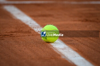 2024-06-07 - Illustration of the official ball during Roland-Garros 2024, ATP and WTA Grand Slam tennis tournament on June 07, 2024 at Roland-Garros stadium in Paris, France - TENNIS - ROLAND GARROS 2024 - 07/06 - INTERNATIONALS - TENNIS