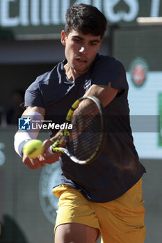 2024-06-07 - Carlos Alcaraz of Spain during the semifinal against Jannik Sinner of Italy on day 12 of the 2024 French Open, Roland-Garros 2024, Grand Slam tennis tournament on June 7, 2024 at Roland-Garros stadium in Paris, France - TENNIS - ROLAND GARROS 2024 - 07/06 - INTERNATIONALS - TENNIS