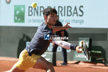 2024-06-07 - Carlos Alcaraz of Spain during the semifinal against Jannik Sinner of Italy on day 12 of the 2024 French Open, Roland-Garros 2024, Grand Slam tennis tournament on June 7, 2024 at Roland-Garros stadium in Paris, France - TENNIS - ROLAND GARROS 2024 - 07/06 - INTERNATIONALS - TENNIS