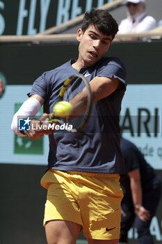 2024-06-07 - Carlos Alcaraz of Spain during the semifinal against Jannik Sinner of Italy on day 12 of the 2024 French Open, Roland-Garros 2024, Grand Slam tennis tournament on June 7, 2024 at Roland-Garros stadium in Paris, France - TENNIS - ROLAND GARROS 2024 - 07/06 - INTERNATIONALS - TENNIS