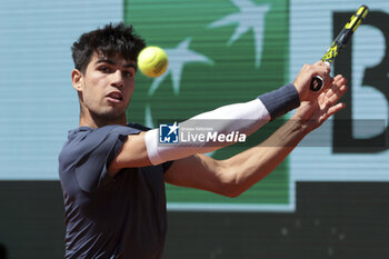 2024-06-07 - Carlos Alcaraz of Spain during the semifinal against Jannik Sinner of Italy on day 12 of the 2024 French Open, Roland-Garros 2024, Grand Slam tennis tournament on June 7, 2024 at Roland-Garros stadium in Paris, France - TENNIS - ROLAND GARROS 2024 - 07/06 - INTERNATIONALS - TENNIS