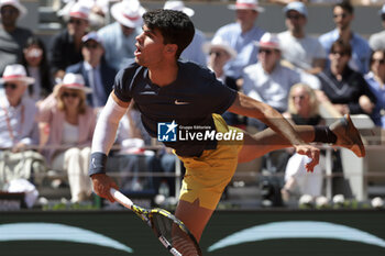 2024-06-07 - Carlos Alcaraz of Spain during the semifinal against Jannik Sinner of Italy on day 12 of the 2024 French Open, Roland-Garros 2024, Grand Slam tennis tournament on June 7, 2024 at Roland-Garros stadium in Paris, France - TENNIS - ROLAND GARROS 2024 - 07/06 - INTERNATIONALS - TENNIS