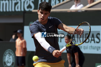 2024-06-07 - Carlos Alcaraz of Spain during the semifinal against Jannik Sinner of Italy on day 12 of the 2024 French Open, Roland-Garros 2024, Grand Slam tennis tournament on June 7, 2024 at Roland-Garros stadium in Paris, France - TENNIS - ROLAND GARROS 2024 - 07/06 - INTERNATIONALS - TENNIS