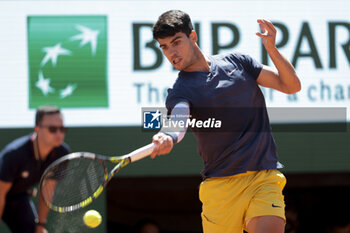 2024-06-07 - Carlos Alcaraz of Spain during the semifinal against Jannik Sinner of Italy on day 12 of the 2024 French Open, Roland-Garros 2024, Grand Slam tennis tournament on June 7, 2024 at Roland-Garros stadium in Paris, France - TENNIS - ROLAND GARROS 2024 - 07/06 - INTERNATIONALS - TENNIS