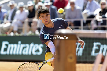 2024-06-07 - Carlos Alcaraz of Spain during the semifinal against Jannik Sinner of Italy on day 12 of the 2024 French Open, Roland-Garros 2024, Grand Slam tennis tournament on June 7, 2024 at Roland-Garros stadium in Paris, France - TENNIS - ROLAND GARROS 2024 - 07/06 - INTERNATIONALS - TENNIS