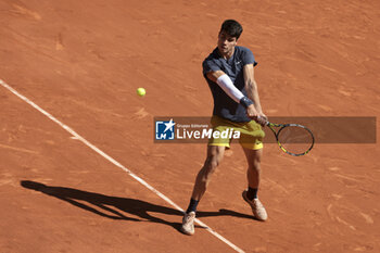 2024-06-07 - Carlos Alcaraz of Spain during the semifinal against Jannik Sinner of Italy on day 12 of the 2024 French Open, Roland-Garros 2024, Grand Slam tennis tournament on June 7, 2024 at Roland-Garros stadium in Paris, France - TENNIS - ROLAND GARROS 2024 - 07/06 - INTERNATIONALS - TENNIS