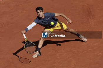 2024-06-07 - Carlos Alcaraz of Spain during the semifinal against Jannik Sinner of Italy on day 12 of the 2024 French Open, Roland-Garros 2024, Grand Slam tennis tournament on June 7, 2024 at Roland-Garros stadium in Paris, France - TENNIS - ROLAND GARROS 2024 - 07/06 - INTERNATIONALS - TENNIS