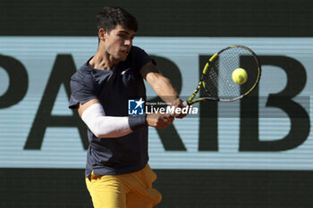 2024-06-07 - Carlos Alcaraz of Spain during the semifinal against Jannik Sinner of Italy on day 12 of the 2024 French Open, Roland-Garros 2024, Grand Slam tennis tournament on June 7, 2024 at Roland-Garros stadium in Paris, France - TENNIS - ROLAND GARROS 2024 - 07/06 - INTERNATIONALS - TENNIS