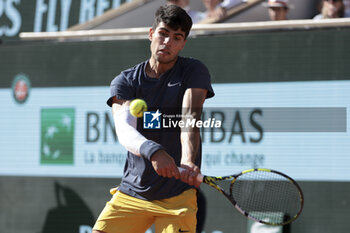 2024-06-07 - Carlos Alcaraz of Spain during the semifinal against Jannik Sinner of Italy on day 12 of the 2024 French Open, Roland-Garros 2024, Grand Slam tennis tournament on June 7, 2024 at Roland-Garros stadium in Paris, France - TENNIS - ROLAND GARROS 2024 - 07/06 - INTERNATIONALS - TENNIS