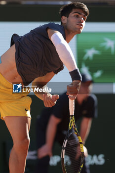 2024-06-07 - Carlos Alcaraz of Spain during the semifinal against Jannik Sinner of Italy on day 12 of the 2024 French Open, Roland-Garros 2024, Grand Slam tennis tournament on June 7, 2024 at Roland-Garros stadium in Paris, France - TENNIS - ROLAND GARROS 2024 - 07/06 - INTERNATIONALS - TENNIS