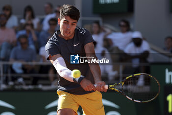 2024-06-07 - Carlos Alcaraz of Spain during the semifinal against Jannik Sinner of Italy on day 12 of the 2024 French Open, Roland-Garros 2024, Grand Slam tennis tournament on June 7, 2024 at Roland-Garros stadium in Paris, France - TENNIS - ROLAND GARROS 2024 - 07/06 - INTERNATIONALS - TENNIS