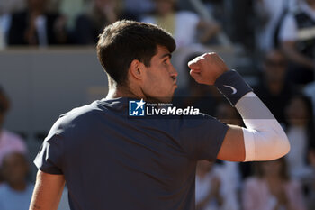 2024-06-07 - Carlos Alcaraz of Spain during the semifinal against Jannik Sinner of Italy on day 12 of the 2024 French Open, Roland-Garros 2024, Grand Slam tennis tournament on June 7, 2024 at Roland-Garros stadium in Paris, France - TENNIS - ROLAND GARROS 2024 - 07/06 - INTERNATIONALS - TENNIS