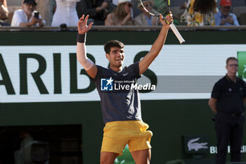 2024-06-07 - Carlos Alcaraz of Spain celebrates winning the semifinal against Jannik Sinner of Italy on day 12 of the 2024 French Open, Roland-Garros 2024, Grand Slam tennis tournament on June 7, 2024 at Roland-Garros stadium in Paris, France - TENNIS - ROLAND GARROS 2024 - 07/06 - INTERNATIONALS - TENNIS