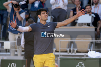 2024-06-07 - Carlos Alcaraz of Spain celebrates winning the semifinal against Jannik Sinner of Italy on day 12 of the 2024 French Open, Roland-Garros 2024, Grand Slam tennis tournament on June 7, 2024 at Roland-Garros stadium in Paris, France - TENNIS - ROLAND GARROS 2024 - 07/06 - INTERNATIONALS - TENNIS