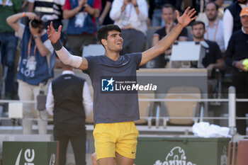 2024-06-07 - Carlos Alcaraz of Spain celebrates winning the semifinal against Jannik Sinner of Italy on day 12 of the 2024 French Open, Roland-Garros 2024, Grand Slam tennis tournament on June 7, 2024 at Roland-Garros stadium in Paris, France - TENNIS - ROLAND GARROS 2024 - 07/06 - INTERNATIONALS - TENNIS