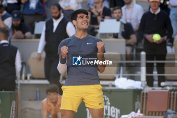 2024-06-07 - Carlos Alcaraz of Spain celebrates winning the semifinal against Jannik Sinner of Italy on day 12 of the 2024 French Open, Roland-Garros 2024, Grand Slam tennis tournament on June 7, 2024 at Roland-Garros stadium in Paris, France - TENNIS - ROLAND GARROS 2024 - 07/06 - INTERNATIONALS - TENNIS