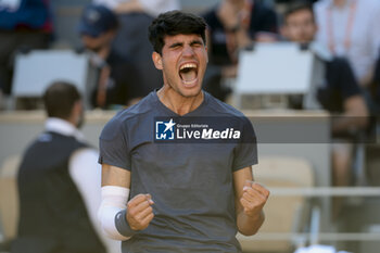 2024-06-07 - Carlos Alcaraz of Spain celebrates winning the semifinal against Jannik Sinner of Italy on day 12 of the 2024 French Open, Roland-Garros 2024, Grand Slam tennis tournament on June 7, 2024 at Roland-Garros stadium in Paris, France - TENNIS - ROLAND GARROS 2024 - 07/06 - INTERNATIONALS - TENNIS