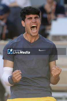 2024-06-07 - Carlos Alcaraz of Spain celebrates winning the semifinal against Jannik Sinner of Italy on day 12 of the 2024 French Open, Roland-Garros 2024, Grand Slam tennis tournament on June 7, 2024 at Roland-Garros stadium in Paris, France - TENNIS - ROLAND GARROS 2024 - 07/06 - INTERNATIONALS - TENNIS