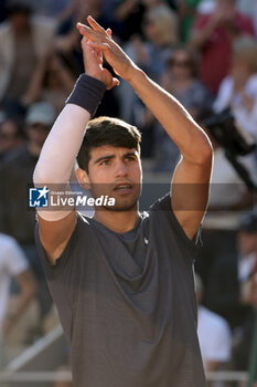 2024-06-07 - Carlos Alcaraz of Spain celebrates winning the semifinal against Jannik Sinner of Italy on day 12 of the 2024 French Open, Roland-Garros 2024, Grand Slam tennis tournament on June 7, 2024 at Roland-Garros stadium in Paris, France - TENNIS - ROLAND GARROS 2024 - 07/06 - INTERNATIONALS - TENNIS