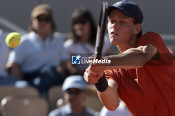 2024-06-07 - Jannik Sinner of Italy during the semifinal against Carlos Alcaraz of Spain on day 12 of the 2024 French Open, Roland-Garros 2024, Grand Slam tennis tournament on June 7, 2024 at Roland-Garros stadium in Paris, France - TENNIS - ROLAND GARROS 2024 - 07/06 - INTERNATIONALS - TENNIS