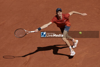 2024-06-07 - Jannik Sinner of Italy during the semifinal against Carlos Alcaraz of Spain on day 12 of the 2024 French Open, Roland-Garros 2024, Grand Slam tennis tournament on June 7, 2024 at Roland-Garros stadium in Paris, France - TENNIS - ROLAND GARROS 2024 - 07/06 - INTERNATIONALS - TENNIS