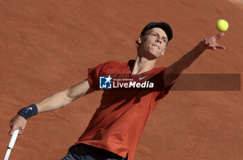 2024-06-07 - Jannik Sinner of Italy during the semifinal against Carlos Alcaraz of Spain on day 12 of the 2024 French Open, Roland-Garros 2024, Grand Slam tennis tournament on June 7, 2024 at Roland-Garros stadium in Paris, France - TENNIS - ROLAND GARROS 2024 - 07/06 - INTERNATIONALS - TENNIS