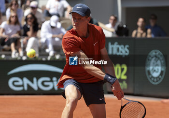 2024-06-07 - Jannik Sinner of Italy during the semifinal against Carlos Alcaraz of Spain on day 12 of the 2024 French Open, Roland-Garros 2024, Grand Slam tennis tournament on June 7, 2024 at Roland-Garros stadium in Paris, France - TENNIS - ROLAND GARROS 2024 - 07/06 - INTERNATIONALS - TENNIS