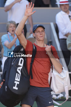 2024-06-07 - Jannik Sinner of Italy salutes the fans after the semifinal against Carlos Alcaraz of Spain on day 12 of the 2024 French Open, Roland-Garros 2024, Grand Slam tennis tournament on June 7, 2024 at Roland-Garros stadium in Paris, France - TENNIS - ROLAND GARROS 2024 - 07/06 - INTERNATIONALS - TENNIS