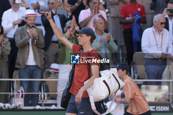 2024-06-07 - Jannik Sinner of Italy salutes the fans after the semifinal against Carlos Alcaraz of Spain on day 12 of the 2024 French Open, Roland-Garros 2024, Grand Slam tennis tournament on June 7, 2024 at Roland-Garros stadium in Paris, France - TENNIS - ROLAND GARROS 2024 - 07/06 - INTERNATIONALS - TENNIS