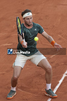 2024-06-07 - Casper Ruud of Norway during the semifinal against Alexander Zverev of Germany on day 12 of the 2024 French Open, Roland-Garros 2024, Grand Slam tennis tournament on June 7, 2024 at Roland-Garros stadium in Paris, France - TENNIS - ROLAND GARROS 2024 - 07/06 - INTERNATIONALS - TENNIS