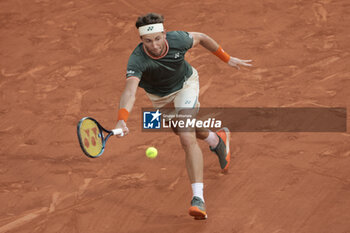 2024-06-07 - Casper Ruud of Norway during the semifinal against Alexander Zverev of Germany on day 12 of the 2024 French Open, Roland-Garros 2024, Grand Slam tennis tournament on June 7, 2024 at Roland-Garros stadium in Paris, France - TENNIS - ROLAND GARROS 2024 - 07/06 - INTERNATIONALS - TENNIS